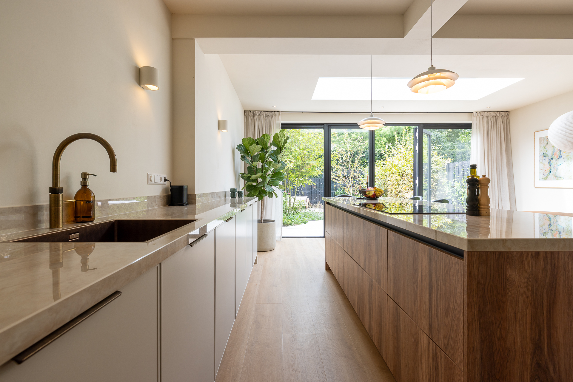 Complete woning renovatie met donker houten keuken look.