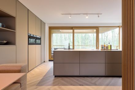 Moderne woningrenovatie in Rotterdam met open keuken en lichtinval.